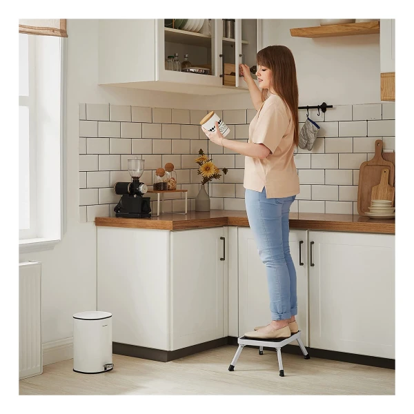 Klaptrap Met 3 Treden, Trapladder, Ladder, 20 Cm Brede Treden Met Anti-Slip Rubberen Matten, Anti-Slip Voeten, Met Leuning, Tot 150 Kg Belastbaar, Van Staal, Grijs-Zwart
