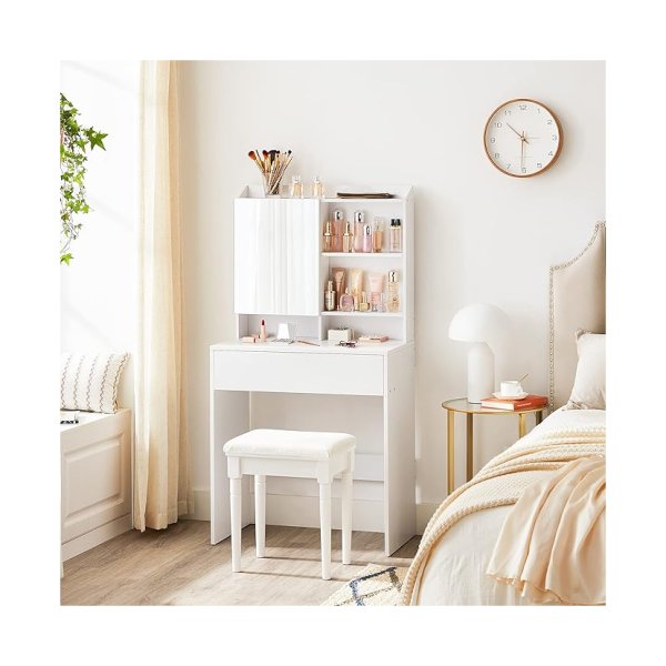 Een witte kaptafel in een slaapkamer