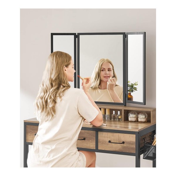 Een vrouw doet haar make-up aan een compacte industriele kaptafel
